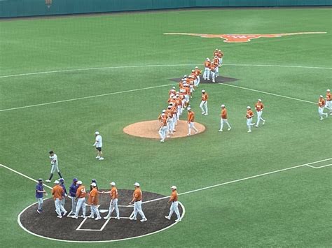 Despite two ejections, No. 21 Longhorns top Kansas State 8-2 to win Big 12 series